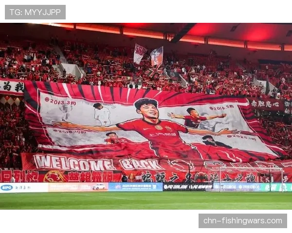 特写：古迪逊公园，看台上致敬俱乐部传奇的巨型TIFO